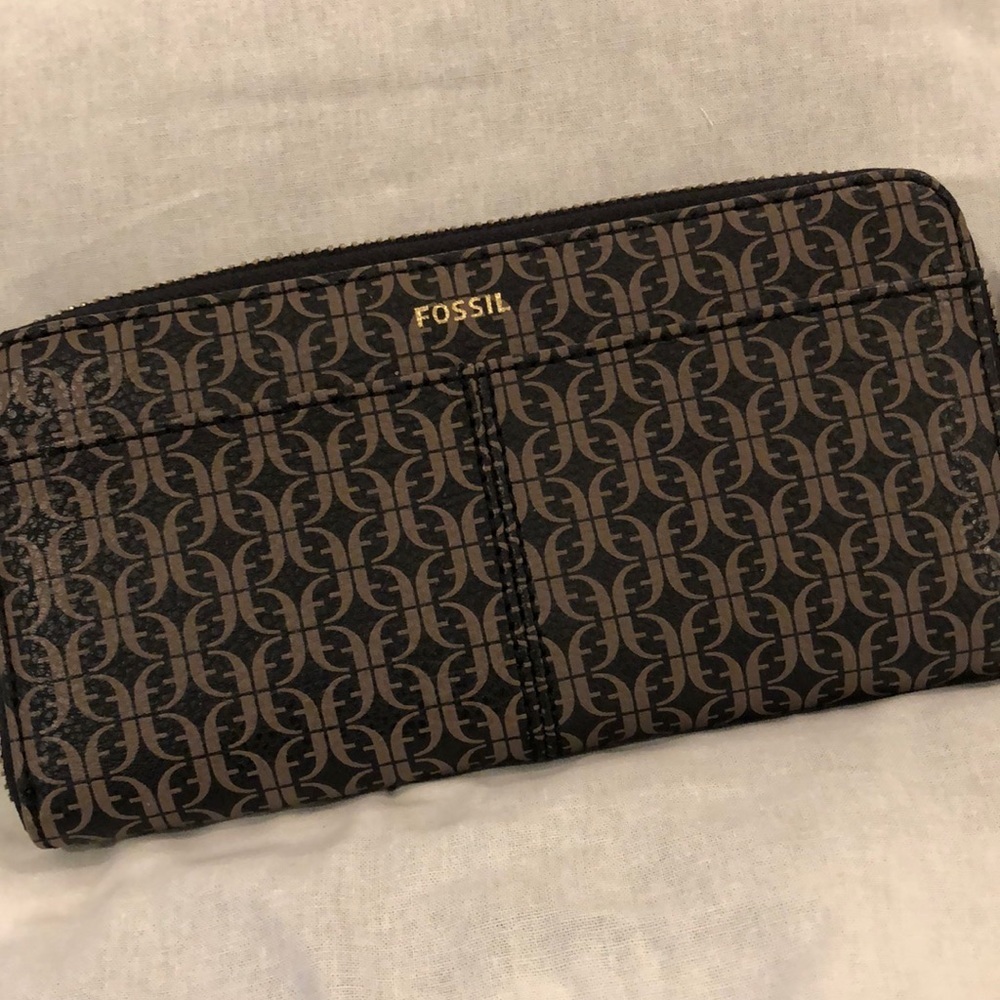 FOSSIL TARA ZIP CLUTCH WALLET NWT